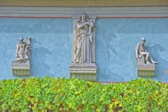 Hellblaue-Wand-mit-3-Figuren_2.1