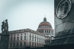 Schloss_Saeule-li.-u.-re._1.2