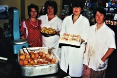 1_Baeckerin-Tatjana-in-Rot-und-ihr-Team