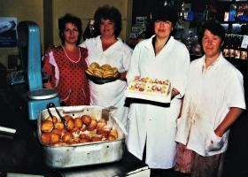 Bäckerin Tatjana (in Rot) und ihr Team