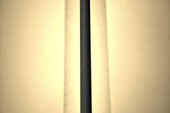 Gut-versteckt_Fernsehturm-hinter-einer-Laterne