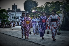 Kamakura_Maedchen_Tempel