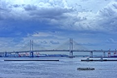 Yokohama_Hafen_Schiff-vor-Bruecke
