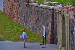 Touristin-vor-Schlossmauer_1.2