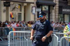 NY-Pride_Polizist_1.1.web_-scaled