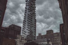 New-York_Gezackter-Turm-mit-Wolken_hoch_1.1.web_-scaled