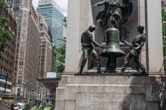 New-York_Platz_Heraldsquare_Glocke-mit-Sitzenden_2.2.web_-scaled