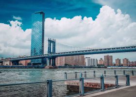New York: Legende in Blau – die Manhattan Bridge