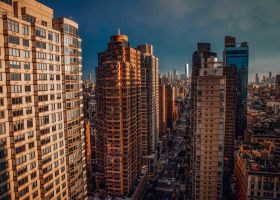 New York: Manhattan (6th Av.) in der Abenddämmerung