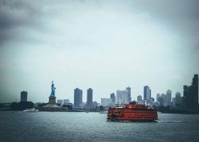 New York: Staten Island-Fähre – bei Wind und Wetter an der Freiheitsstatue vorbei