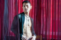 hinter-Vorhang_offenes-Hemd_1.1.web_